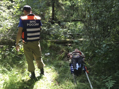 Спасатели нашли и эвакуировали пожилую женщину после 2 суток, проведенных ею в лесу